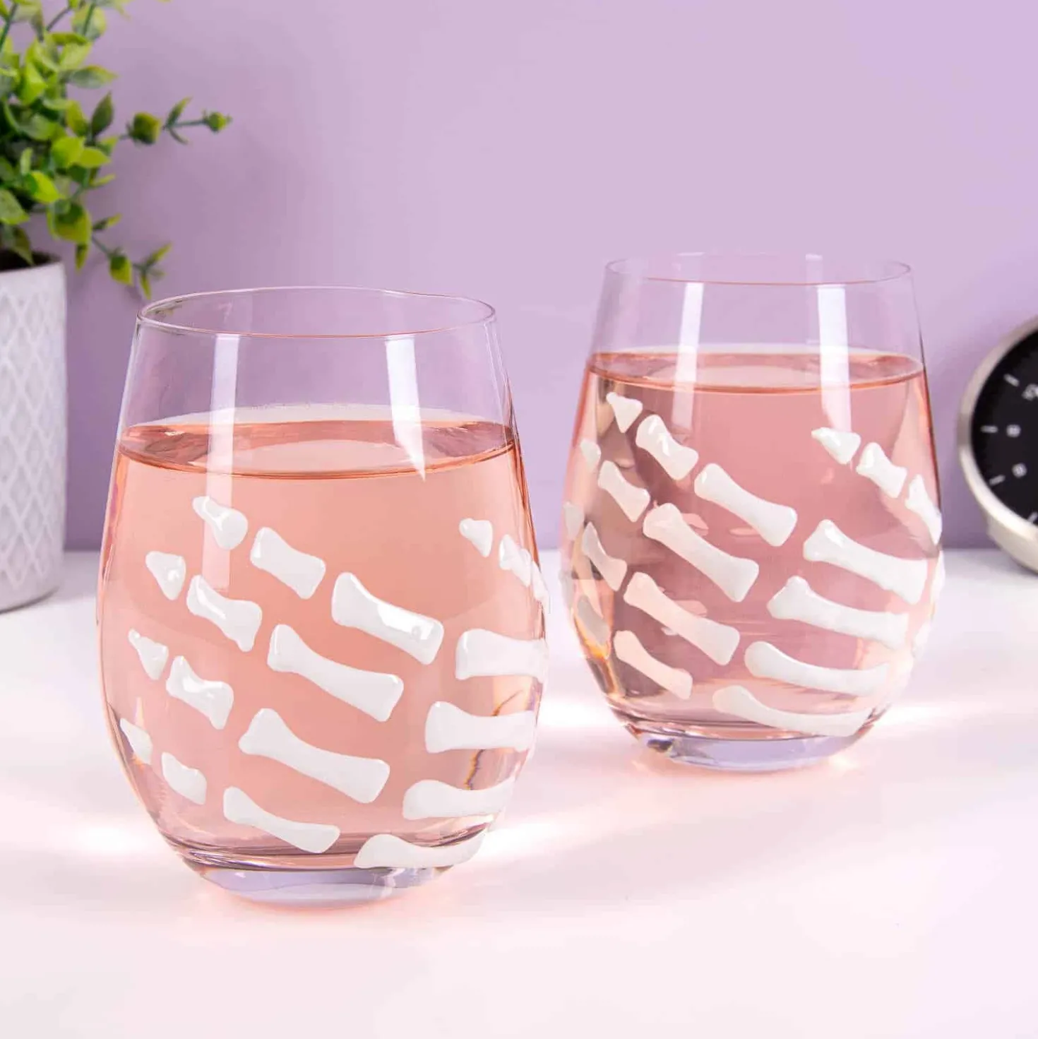 Glas met skelethand (set van 2)
