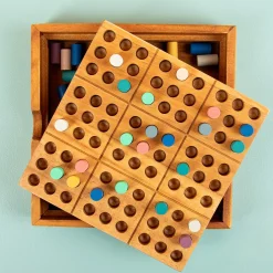 Houten sudoku spel met kleurtjes
