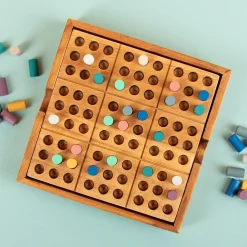 Houten sudoku spel met kleurtjes