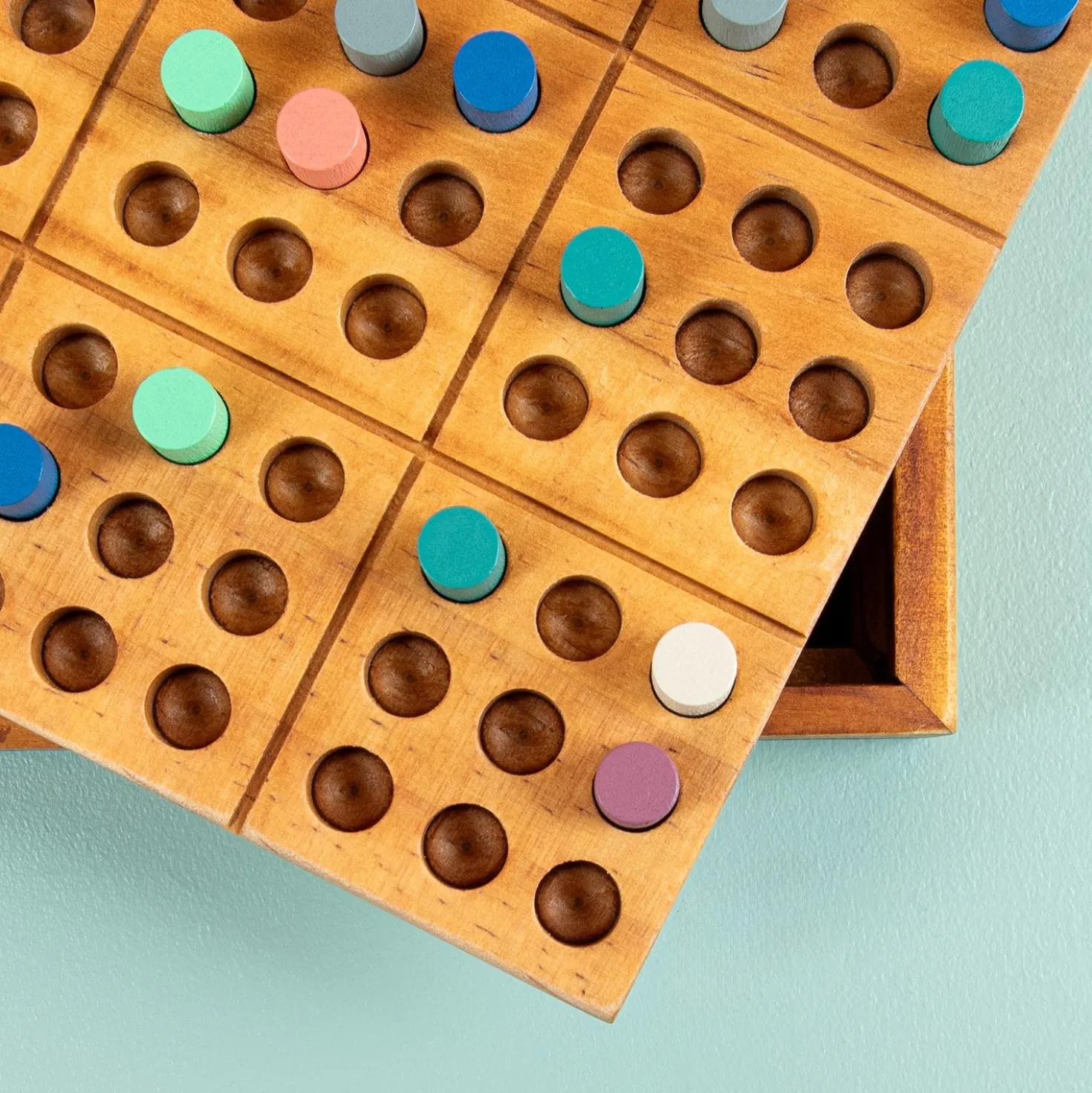 Houten sudoku spel met kleurtjes