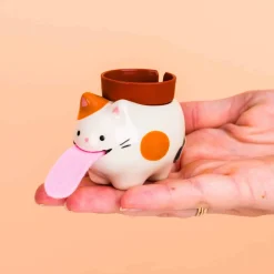 Kat bloempotje met aardbeienplantje