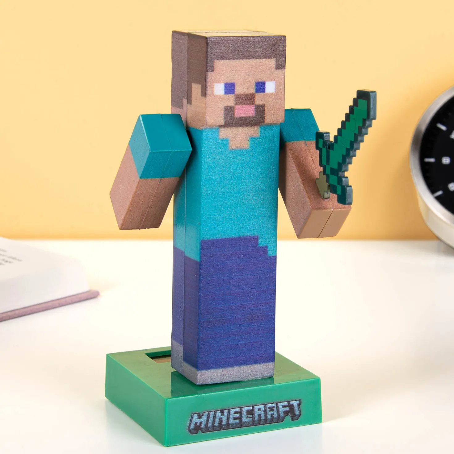 Minecraft Steve poppetje op zonne-energie