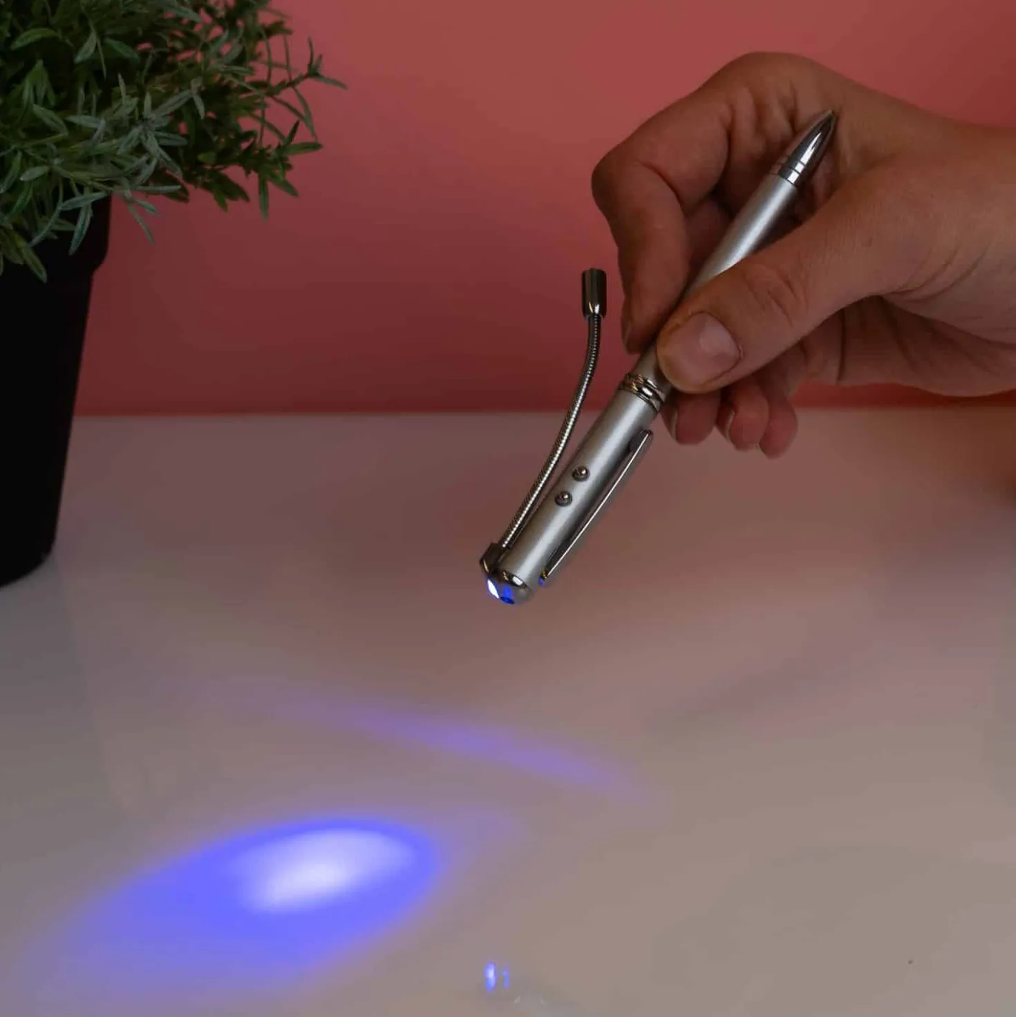 Pen met onzichtbare inkt en verlichting