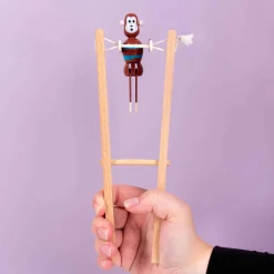 Slingerend aapje