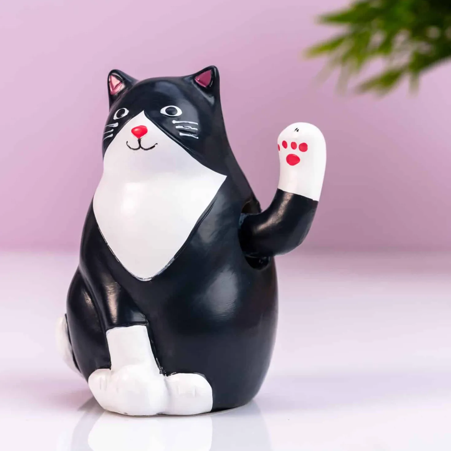 Zwaaiende kat op zonne-energie