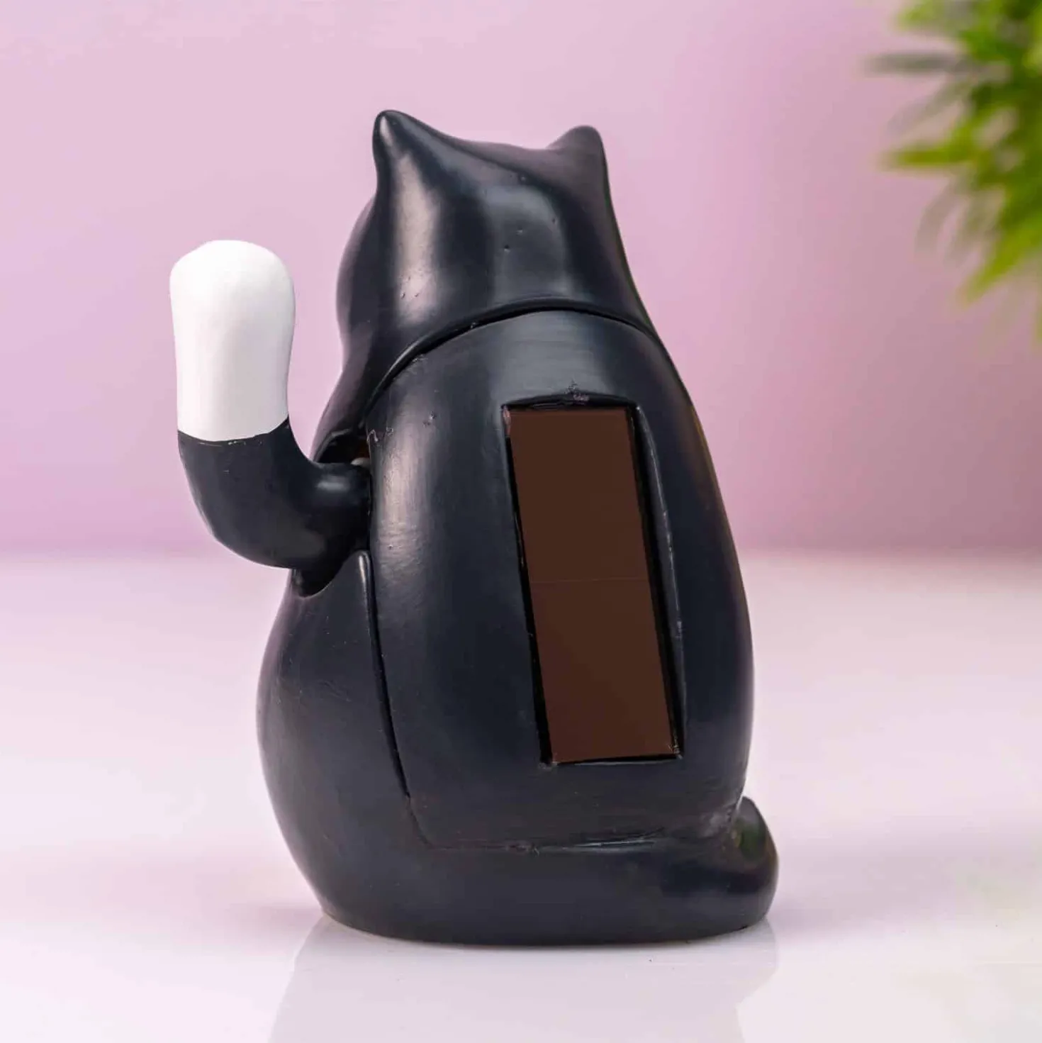 Zwaaiende kat op zonne-energie