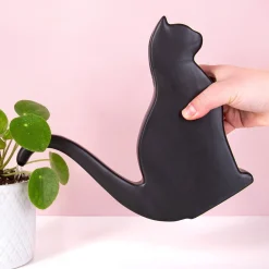 Zwarte kat gieter