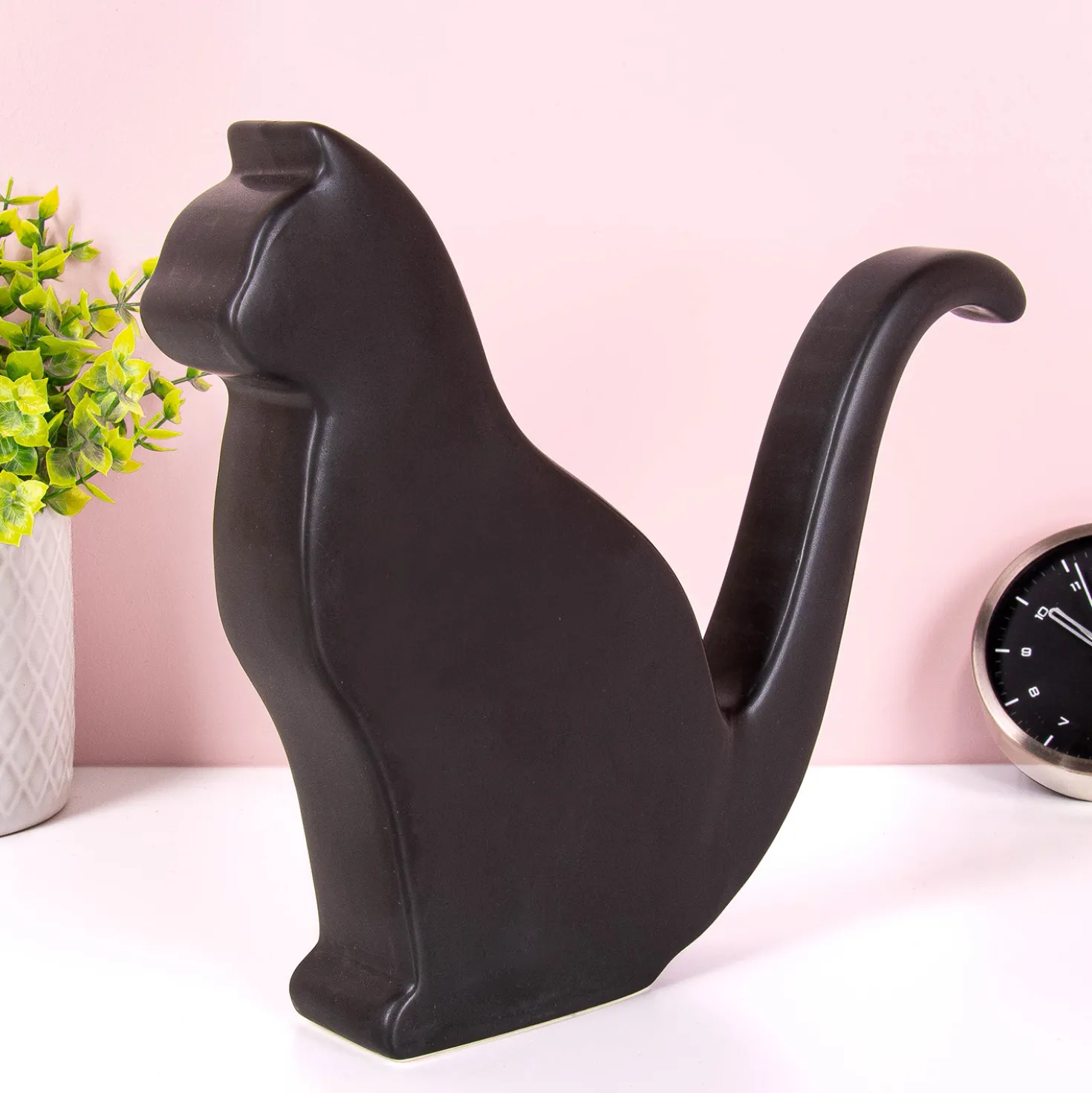 Zwarte kat gieter